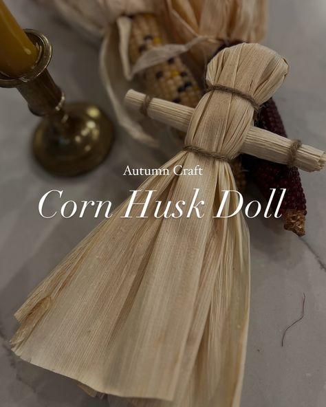 Autumn craft 🌽 Corn Husk Dolls 🌽 Originally crafted by American Indians for their children, and later adopted by pioneers, the corn husk doll has been a fall favorite toy for hundreds of years. Supplies: •dried corn husks •string/twine •beeswax crayons •scissors *optional: black marker, yarn, corn tassel Step 1: Soak the corn husks in warm water Step 2: Lat out 4-6 husks on top of each other Step 3: Tie the tops together Step 4: Peel the pieces back so the top is covered Step 5... Diy Corn Husk Dolls, Corn Husk Bats Diy, Native American Corn Husk Dolls, Corn Husk Crafts Baskets, Corn Husk Weaving, Beeswax Crayons, American Corn, Corn Husk Crafts, How To Make Corn