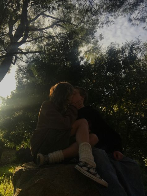 Cute Couple Pics Forest, Folklore Couple Aesthetic, Couple In Woods Aesthetic, Couple In The Forest Aesthetic, Forest Date Aesthetic, Forest Couple Aesthetic, Couple Listening To Music Aesthetic, Chill Couple Aesthetic, Indie Couple Aesthetic