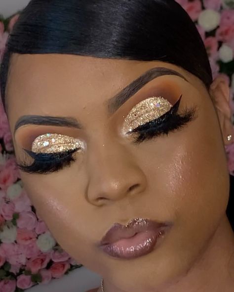 Jarry💕 on Instagram: “❤️Classic gold cut crease❤️ May Calendar is now open! Ty for the wait & Happy booking you guys! #hairbeautydirectory #silvercutcrease…” Gold Cut Crease Makeup, Gold Cut Crease, May Calendar, Birthday Makeup Looks, Crease Makeup, Face Beat Makeup, Cut Crease Makeup, Birthday Makeup, Glam Makeup Look