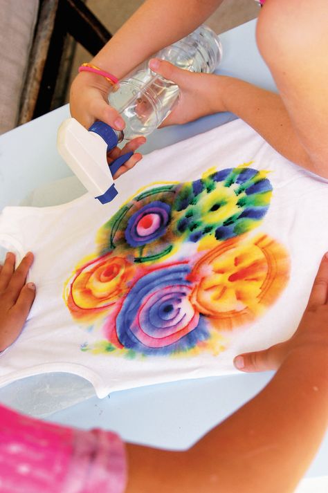 Dissolving ink T-shirts are about to make you the coolest mom ever – SheKnows Puff Paint Shirts, Diy Kids Shirts, Tee Shirt Crafts, Crafts Spring, Tshirt Painting, Paint Shirts, T Shirt Painting, Kids Class, Can Diy