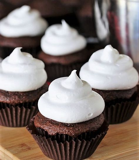 How to Make 7-Minute Marshmallow Frosting (Step-by-Step) | The Kitchen is My Playground Piping Marshmallow, Cooked Frosting Recipe, 7 Minute Icing, Chocolate Cheesecake Cake, Cupcakes Peanut Butter, Marshmallow Frosting Recipes, Seven Minute Frosting, 7 Minute Frosting, Melting Marshmallows