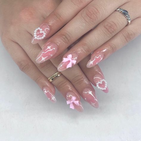 pastel pink aura acrylic nails with pearls and bow charms Pastel Pink And Gold Nails, Nails With Charms Simple, Aura Nails With Charms, Nails With 3d Charms, Pretty Pink Nails Acrylic, Nails Acrylic With Charms, Pink Charm Nails, Nail Inspo With Charms, Aura Acrylic Nails