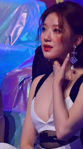 Shuhua watching Lee Youngji perform at MMA 2024 (src) Lee Youngji, Hot Kpop, Beauty Pop, Hot Images, G I Dle, Korean Beauty, Pop Star, Korean Girl, Kpop Idol