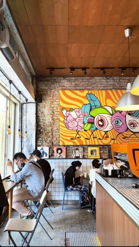 Trendy Cafe Food, Graffiti Restaurant, Hip Cafe, Brooklyn Coffee Shop, Vintage Cafe Design, Milk Crate Furniture, Hipster Cafe, Japanese Restaurant Interior, Japanese Restaurant Design