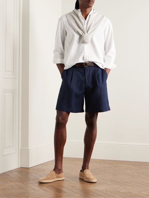 Lardini’s Bermuda shorts are both sophisticated and relaxed. Tailored in Italy from naturally breathable linen, they have wide legs with pleats at the waist to enhance the roomy fit. Navy Shorts Outfit, Linen Shorts Outfit, Linen Shorts Men, Riviera Fashion, Linen Bermuda Shorts, Bermuda Pants, Formal Shorts, Mens Shorts Outfits, Boys Fits