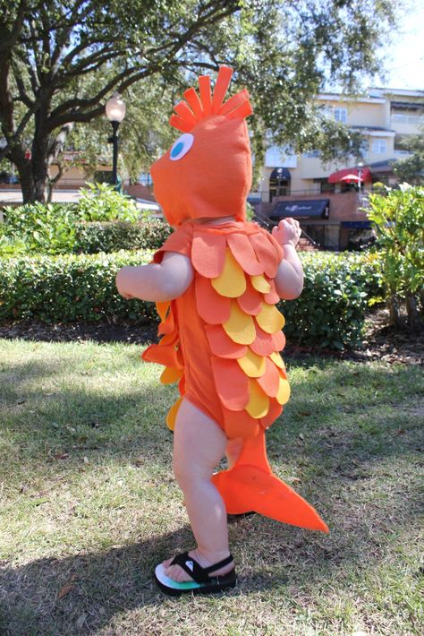 Less-Than-$7 DIY Family Fish Halloween Costume Idea SheJustGlows.com Clown Fish Costume Diy, Homemade Fish Costume, Diy Goldfish Costume, Diy Fish Costume Kids, Goldfish Costume Diy, Pout Pout Fish Costume, Fish Costume Diy, Toddler Fish Costume, Fish Fancy Dress