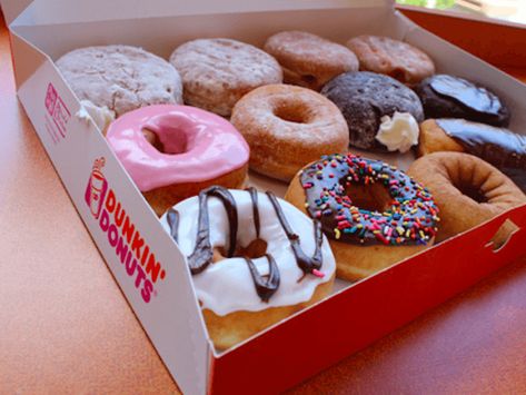 CAJA DE DUNKIN DONUTS Dukin Donuts, Chocolate Glazed Donut, Donuts Chocolate, Korean Grocery, Chocolate Glazed Donuts, Donut Box, Donut Dessert, Glazed Donut, Donut Glaze