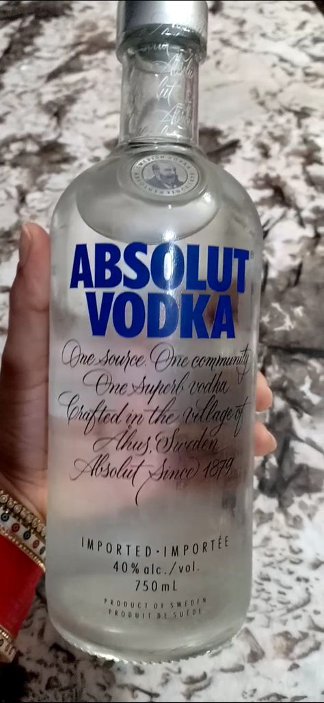 A gift that feels too bad if you have to give to someone else 😬 # spread the 💙 # Absolut Vodka 🍻🍾 Vodka Astethic, Absolut Vodka Aesthetic, Alchole Bottle, Vodka Bottle Aesthetic, Messy Party, Bottle Of Vodka, Skyy Vodka, Pretty Alcoholic Drinks, Vodka Shots