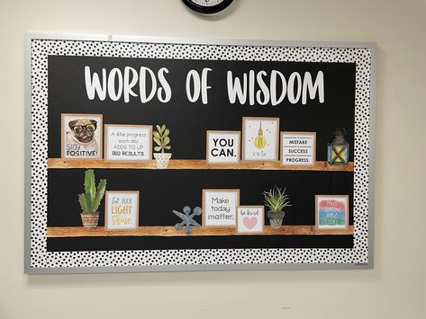 High School Bulletin Boards, Teaching Classroom Decor, Classroom Makeover, Teachers Lounge, Elementary Classroom Decor, Classroom Board, School Social Work, 4th Grade Classroom, High School Classroom