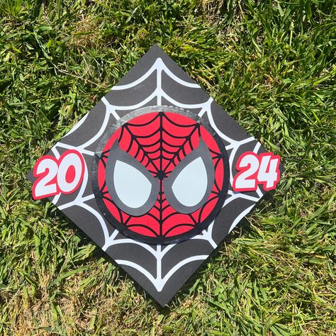 Spider Man Graduation, Spiderman Graduation Cap, Senior Pants, Graduation Party Pictures, Graduation Cap Decoration Diy, High School Graduation Cap, Peter Parker Spiderman, Diy Kandi Bracelets, Grad Cap Designs