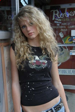 Taylor Swift Debut Era Photoshoot, Taylor Swift Debut Era, Taylor Swift Debut Album, Taylor Swift 2006, Young Taylor Swift, Taylor Swift Debut, Taylor Swift Photoshoot, Debut Photoshoot, Red Carpet Photos