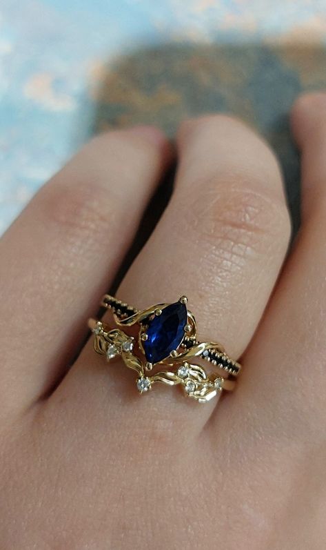 Luxury Elegant Gold Sapphire Ring, Safire Rings Engagement Gold, Gold Sapphire Ring Luxury Wedding, Elegant Gold Sapphire Ring For Proposal, Safire Rings Engagement, Fantasy Engagement Rings Saphire, Intricate Sapphire Ring, Rings Engagement Gold, Safire Rings