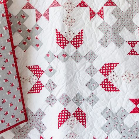 Jelly Snowflake Quilt, Snowflake Quilt Pattern, Snowflake Quilts, Xmas Quilts, Seasonal Quilts, Pretty Quilts, Snowflake Quilt, Quilting Digest, Quilted Projects