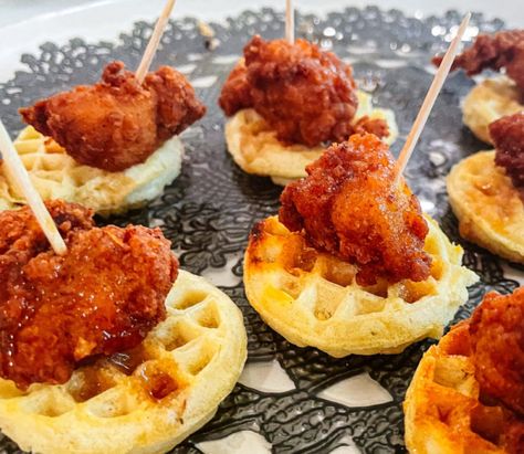 Mini Chicken and Waffles Mini Chicken And Waffles, Chicken N Waffles, Savoury Breakfast, Brunch Appetizers, Fried Chicken And Waffles, Buttermilk Chicken, Ground Chicken Recipes, Southern Fried Chicken, Christmas Brunch