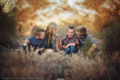 7 Ways to Capture Natural Interactions in Family Photos Sibling Photography Newborn, Sibling Photography Poses, Large Family Poses, Cousin Photo, Sibling Pictures, Large Family Photos, Family Photoshoot Poses, Sibling Poses, Children Photography Poses