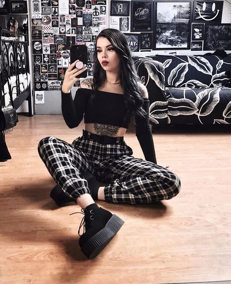 𝐍𝐢𝐜𝐤𝐲 𝐒𝐚𝐭𝐚𝐧𝐚𝐛𝐢𝐬 ♡ on Instagram: “What’s up people on Instagram 🙆🏼‍♀️ Here’s me and my not white floor 👀 Not having to edit it black and white saves me a whole lot of time!…” Cargo Pants Fashion, Streetwear Cargo Pants, Mode Editorials, Pants With Belt, Grunge Fashion Soft, White Floor, Autumn Casual, Plaid Fashion, Mode Inspo