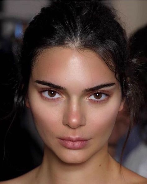 Kendall Jenner Eyes, Style Kendall Jenner, Kendall Jenner Face, Straight Eyebrows, Kendall Jenner Makeup, Straight Brows, Jenner Makeup, Kim K Style, Kendall Style