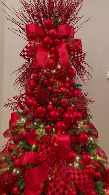 Red Monochromatic Christmas Tree, All Red Christmas Tree Decorating Ideas, All Red Christmas Tree Decorations, Red Decorated Christmas Trees, Red Christmas Tree Decorations Ideas, Red Ornaments Christmas Tree, All Red Christmas Tree, Red Tree Christmas, Tree With Red Ornaments