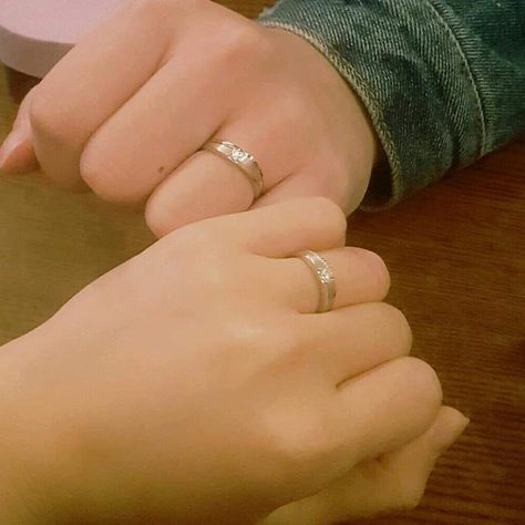 Cincin Lamaran Aesthetic, Cincin Tunangan Aesthetic, 4k Wallpaper For Mobile, Cute Couples Cuddling, Best Friends Shoot, Ulzzang Couple, 4k Wallpaper, Fashion Shoes, Wedding Rings