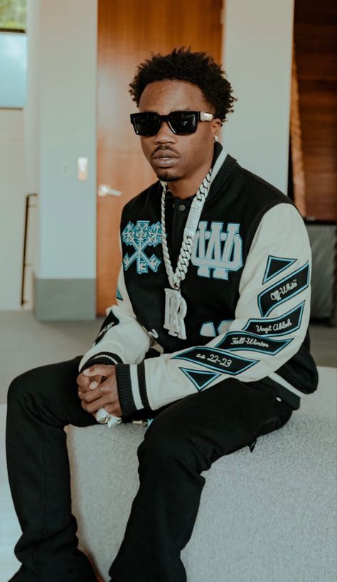 Roddy Ricch Aesthetic, Fine Celebrities, Roddy Rich, Artists Portraits, Joker Photos, Roddy Ricch, Nike Slippers, Popular Rappers, Funny Lockscreen