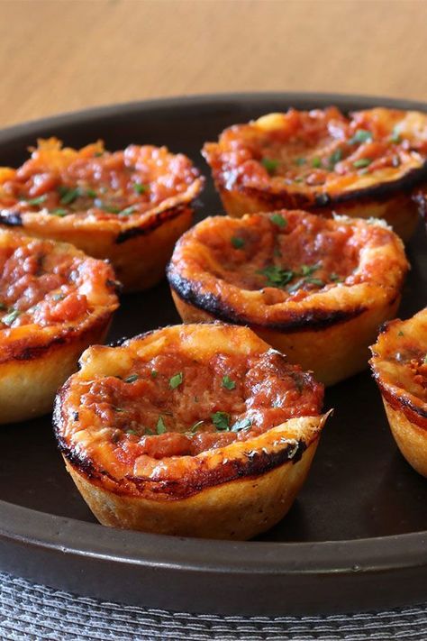 Easy Suppers, Chicago Deep Dish, Chicago Deep Dish Pizza, Pizza Muffins, Scrumptious Food, Savory Pies, Muffin Tin Recipes, Mini Pizzas, Pizza Ingredients