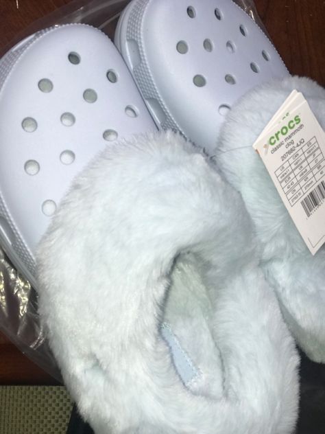 White Fluffy Crocs, Forever Crush Crocs, Crocs Fluffy Inside, Mammoth Crocs Outfit, White Crocs With Fur, Crocs With Fur Inside, Mammoth Crocs, White Crocs Aesthetic, Croc Slippers