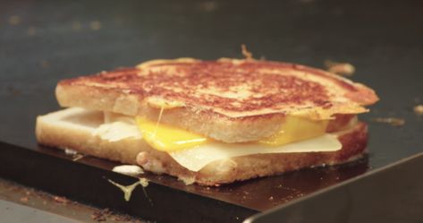 Best Grilled Cheese: 'Chef' Movie Recipe Revealed in New Jon Favreau Netflix Series 'The Chef Show' The Chef Show, Chef Movie, Grilled Burger Recipes, Easy Grilled Cheese, Chef Grill, Perfect Grilled Cheese, Grilled Cheese Recipe, Cheese Steak Sandwich, Best Grilled Cheese