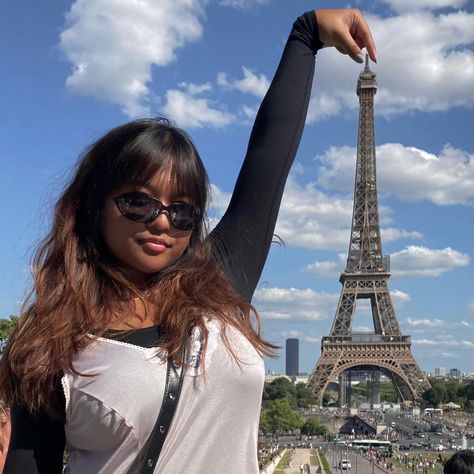 Eiffel Tower Outfits, Tourist Poses, Eiffel Tower Poses, Eiffel Tower Outfit, Eiffel Tower Aesthetic, Tower Aesthetic, Paris Instagram Pictures, Paris Tourist, Paris Tower