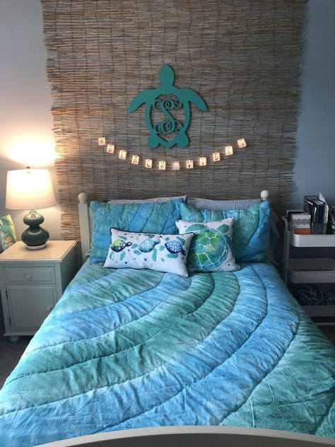 Ocean Teenage Bedroom, Outerbanks Aesthetic Bedroom, Ocean Themed Bed, Summer Themed Bedroom, Simple Beach Bedroom Ideas, Beach Theme Bedroom For Teens, Girls Ocean Themed Bedroom, Ocean Themed Bedroom Aesthetic, Ocean Themed Bedroom For Teens