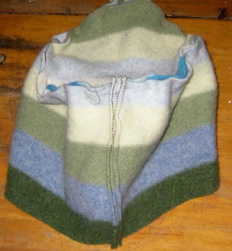 Pin the circle, right side down, to the edges of the circular sides Wool Upcycle, Sew Hat, Sweater Hats, Cashmere Sweater Upcycle, Sweater Flowers, Sweater Projects, Recycle Projects, Upcycled Items, Felted Crafts