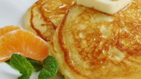 Fluffy pancakes made with homemade soured milk taste like cake and are best served with butter, syrup, and whipped cream. Pancake Recipe With Vinegar, Everyday Breakfast, Yummy Pancake Recipe, Fluffy Pancake Recipe, Delicious Pancakes, Perfect Pancakes, Tasty Pancakes, Fluffy Pancakes, Breakfast Options