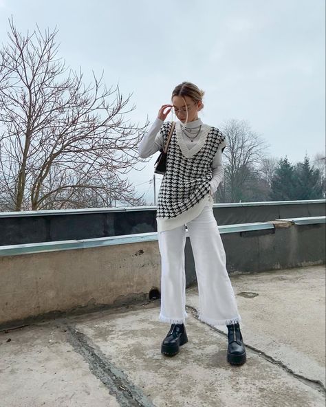 White Turtleneck Vest Outfit, White Pants With Boots Outfit, White Oversized Jeans Outfit, All White School Outfit, Oversized Knitted Vest Outfit, Turtleneck And Vest Outfit, Outfits With White Jeans Aesthetic, Winter Picnic Outfit Casual, Vest Turtleneck Outfit