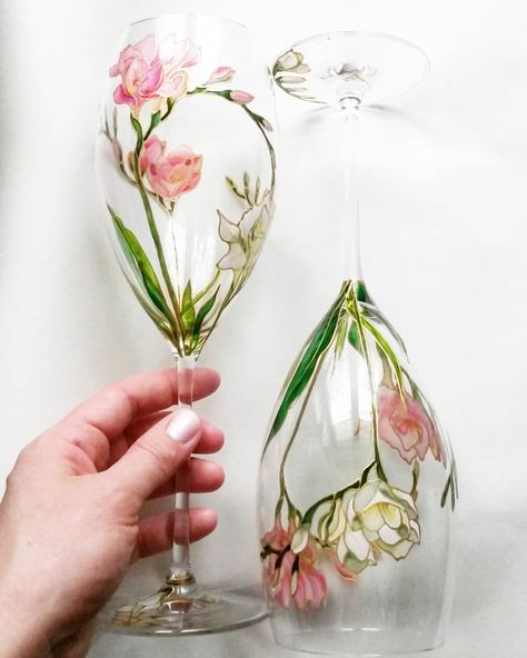 Hand Painted Wine Glasses Diy, Glass Decor Ideas, Diy Wine Glasses Painted, Glass Painting Patterns, Painted Glass Bottles, Wine Glass Designs, Hand Painted Glassware, Glass Painting Designs, Wine Glass Art