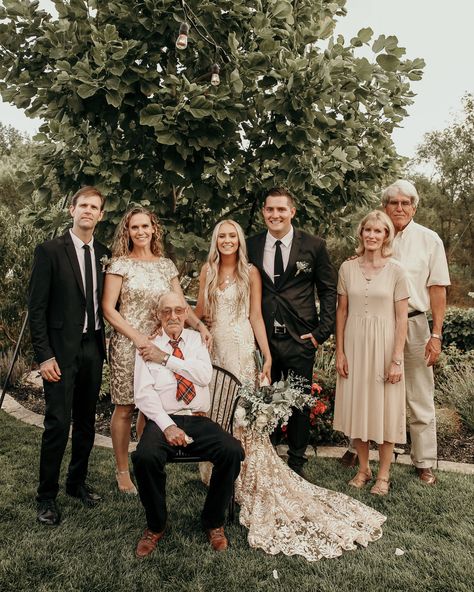 Boho Wedding Family Pictures, Family Pictures Backyard, 50th Anniversary Photo Shoot With Family, Blended Family Wedding Photo Ideas, Big Family Wedding Photos, Family Formals Wedding, Formal Family Wedding Photos, Wedding Group Photo Ideas Families, Generation Family Photo Ideas