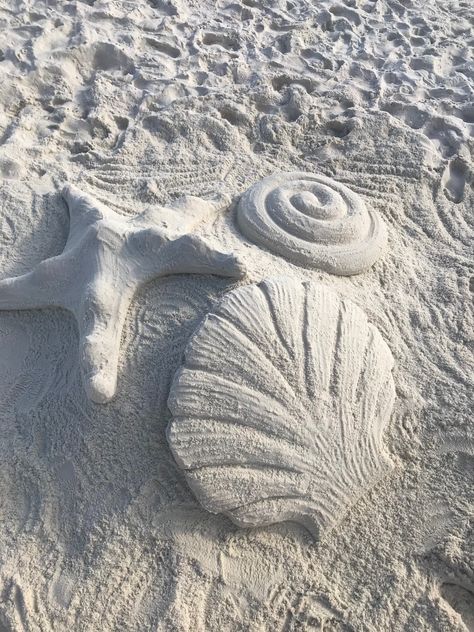 Sand Art Aesthetic, Sandcastle Aesthetic, Sand Castle Aesthetic, Sand Builds, Sand Sculptures Easy, Sand Ideas, Beach Sand Castles, Beach Sand Art, Sand Writing