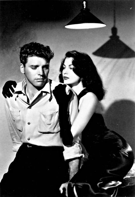 Burt Lancaster and Ava Gardner in The Killers | Brunette noir Film Noir Photography, Double Indemnity, Classic Film Noir, Stars D'hollywood, Burt Lancaster, Robert Taylor, Marcello Mastroianni, Noir Movie, 강아지 그림