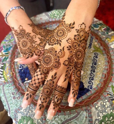 Henna designs Mehndi designs Hina Mehndi, Mehndi Ideas, Simple Mehendi, Full Mehndi, Beginner Henna, Indian Mehndi, Front Mehndi Design, Pretty Henna, Islam Marriage