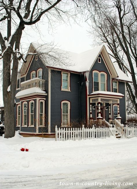 Earth Tones Kitchen, Victorian House Colors, Victorian Homes Exterior, Victorian Houses, Victorian House, Romantic Homes, Exterior Paint Colors, Vinyl Siding, Town Country