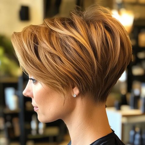 37 Effortless Pixie Haircuts for an Instantly Chic Look Bob Layers, Short Haircut For Women, Bob Hair Styles, Subtle Blonde Highlights, Trendy Bob, Textured Bob, Hairdo Wedding, Cool Short Hairstyles, Short Hair Pixie Cuts