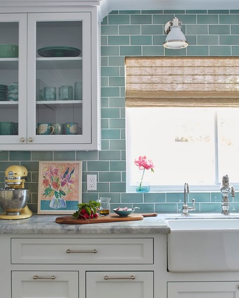 Better Homes & Gardens on Instagram: “What a peaceful space! 😌 Seafoam green subway tile brings an expected (but totally welcome!) splash of color to this otherwise white…” Gorgeous White Kitchen, Farmhouse Kitchen Backsplash, Popular Kitchens, White Cabinetry, Green Tile, Modern Farmhouse Kitchens, Kitchen Tiles Backsplash, Backsplash Ideas, Trendy Kitchen