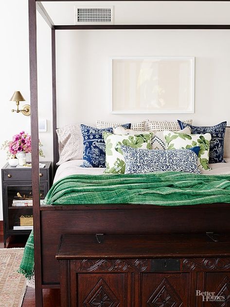 Image Celebrity Bedrooms, Cleaning White Walls, Dark Wood Furniture, Bedroom Green, Blue Bedroom, Celebrity Houses, Jessica Alba, Beautiful Bedrooms, Green And Blue