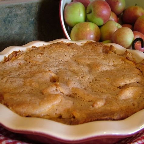 This lovely Swedish apple pie covered with a sweet, cinnamon crust is perfectly tart and tasty. It's easy to make too, no need to roll out dough. Swedish Apple Pie, Apple Baking, Sweet Taco, Healthy Apple Desserts, Raisin Pie, Apple Slab Pie, Apple Desserts Easy, Homemade Apple Pie Filling, Apple Pie Bites