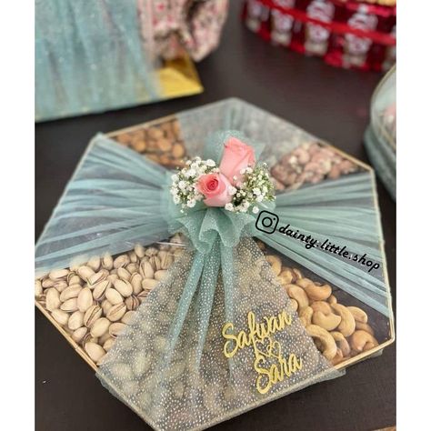 Marriage Gift Packing Ideas, Dry Fruits Packing Ideas Gift Basket, Fruit Basket Decoration For Wedding, Fruit Basket Packing, Dryfruits Packing Ideas, Basket Decoration Wedding, Dry Fruits Packing Ideas Gift, Packing Ideas For Wedding, Gifts For Marriage