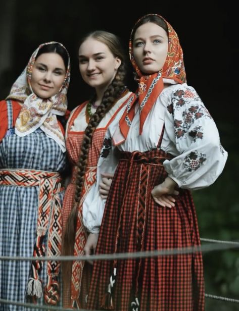 Russian Woman Traditional, Russia Traditional Dress, Russian Traditional Hairstyle, Traditional Siberian Clothing, Russian Medieval Clothing, Russian Culture Fashion, Slavic Culture Traditional Clothes, Eastern European Traditional Clothing, Historical Russian Fashion