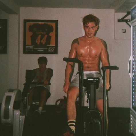 Archie Andrews Aesthetic, Hart Denton, Archie Riverdale, Fit Lads, Archie Andrews Riverdale, Archie Jughead, Kj Apa, Med School Motivation, Foto Top