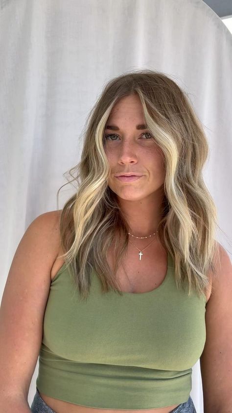 Mid Length Beachy Hair, Lived In Medium Length Hair, Above Chest Hair Length, Natural Highlights With Money Piece, Low Maintence Hair Cuts, Bold Blonde Money Piece, Mid Hair Cuts For Women, Collar Bone Length Hair With Layers, Collarbone Length Hair Straight