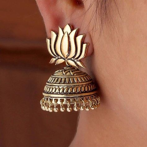 Jeans Tshirt, Modern Saree, Black Gold Jewelry, Jhumki Earrings, Lotus Design, Bollywood Jewelry, Engagement Party Wedding, Amazing Fashion, Girls Girl