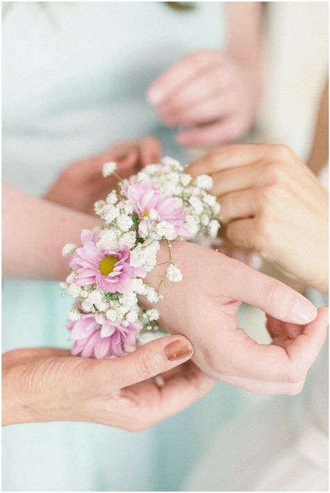 Wedding flowers bracelet bridemaid Flower Bracelet For Prom, Gajara Bangles, Bridesmaids Bracelets, Prom Bracelet, Real Flower Bracelet, Flower Bracelet Wedding, Haldi Ceremony Decorations, Flower Jewellery For Haldi, Diy Wrist Corsage