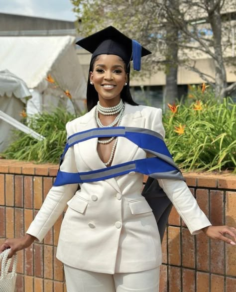 Black College Grad Aesthetic, Graduation Suit Outfit For Women, Blazer Outfits For Women Graduation, Graduation Dress Inspo 2023, Graduation Pictures Suit Women, Graduation Suit Ideas For Women, Pant Suit Graduation Outfit, Suits For Graduation Girl, Graduation Outfit Ideas Suit Women