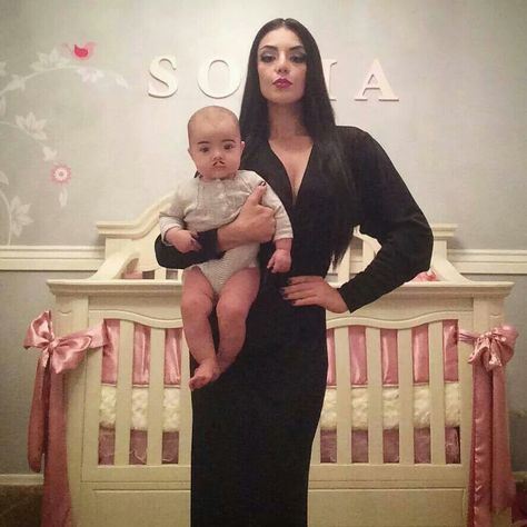 Morticia Going to be me when I have a baby!!!!! Halloween Kostüm Baby, Tattoos Celebrities, Newborn Halloween Costumes, First Halloween Costumes, Twin Halloween, Pregnant Halloween Costumes, Baby Boy Halloween